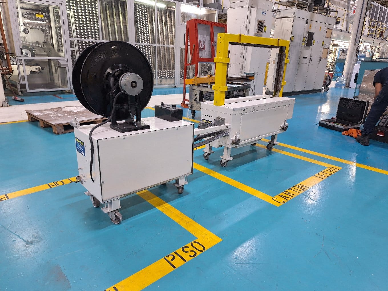 Equipos de flejado en una planta industrial